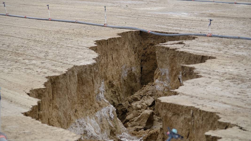 Konya’nın kurak ilçesinde toprak yarıldı! Yol ortadan ikiye ayrıldı 14